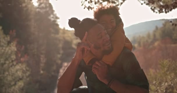 Hipster far och ung son har roligt tillsammans i skogen — Stockvideo