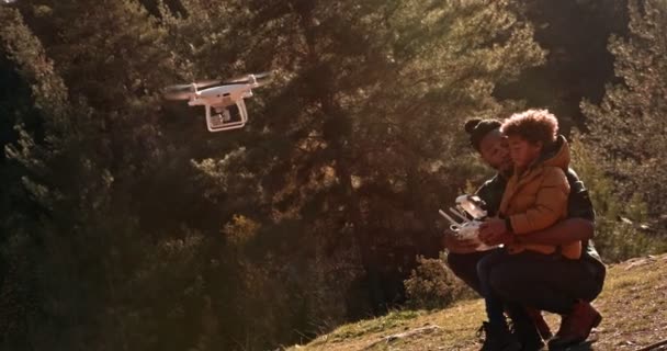 Vader toont zoon hoe drone te vliegen met afstandsbediening — Stockvideo