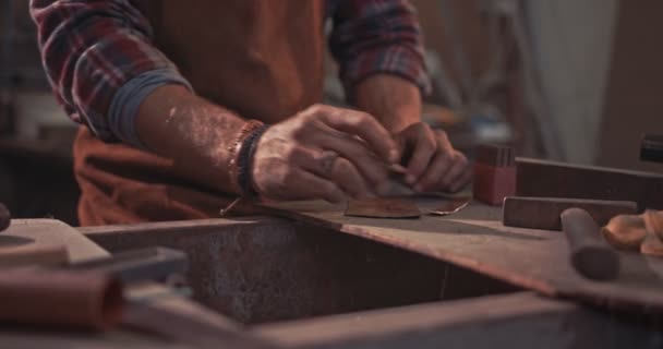 Ремесленник с помощью карандаша и маркировки куска металла в мастерской — стоковое видео