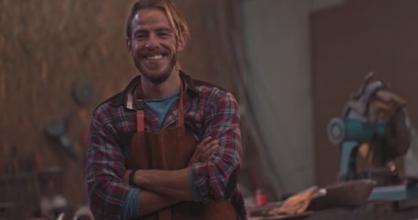 Retrato de carpinteiro em pé em oficina com equipamento profissional — Vídeo de Stock