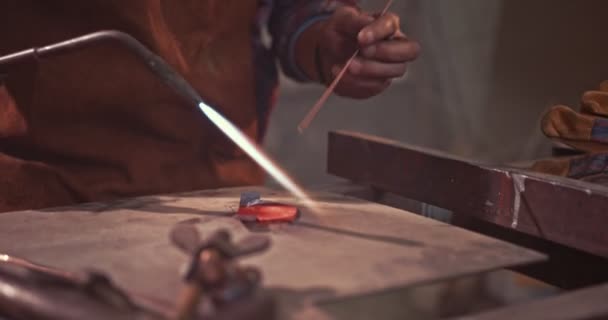 Herrero trabajando con metal y fuego en taller industrial — Vídeo de stock