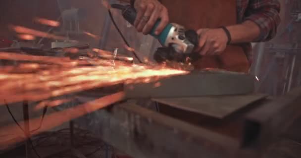 Close-up de metal de corte de engenheiro com ferramenta elétrica — Vídeo de Stock