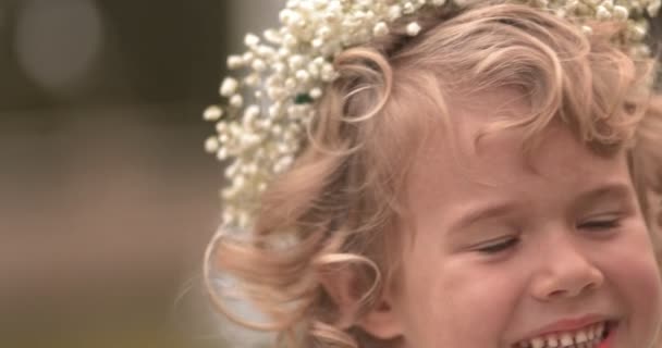 Portret van een klein bloemenmeisje glimlachend op trouwdag — Stockvideo