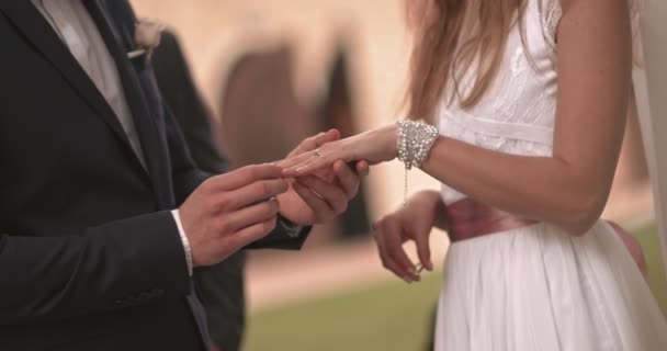 Bride and groom exchanging wedding rings on wedding day — Stock Video