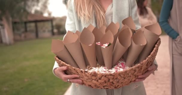 Крупним планом молода жінка тримає квітковий кошик для святкування весілля — стокове відео