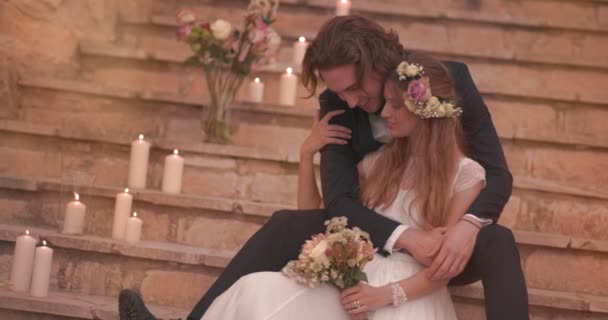 Mariée et marié assis sur un escalier en pierre au chalet rustique — Video