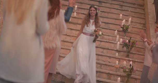 Елегантна наречена спускається сходами на церемонії одруження — стокове відео