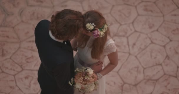 Affectueux mariée et marié câlins le jour du mariage — Video