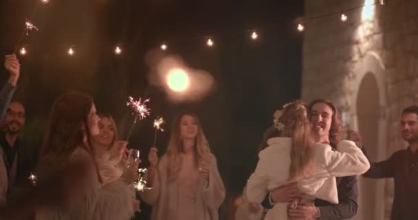 Noiva jovem e noivo dançando na recepção do casamento da noite — Vídeo de Stock