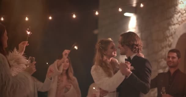 Romantikus újdonsült menyasszony és vőlegény tánc éjjel esküvői fogadás — Stock videók