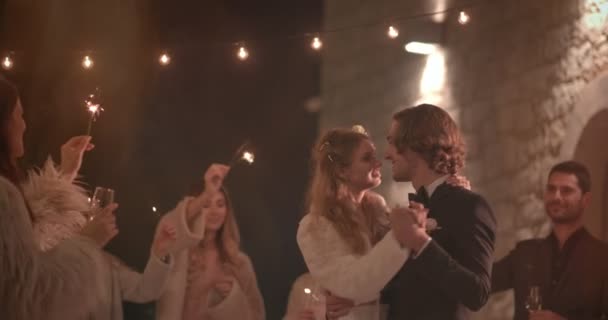 Romantik yeni evli gelin ve damat gece düğününde dans ediyor. — Stok video