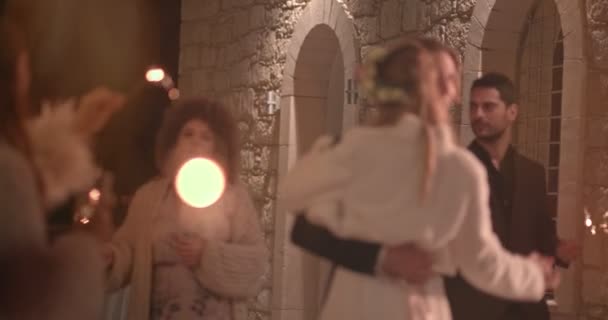 Noiva e noivo dançando na festa de casamento boho à noite — Vídeo de Stock