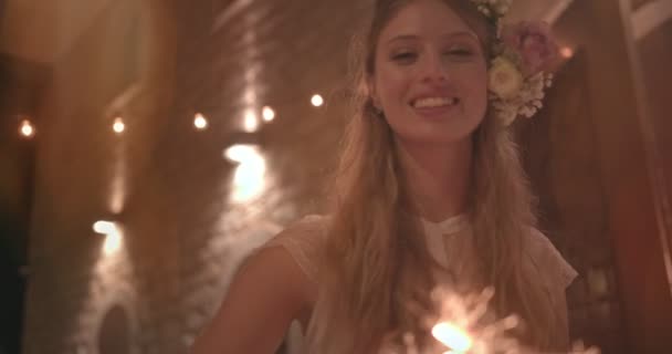 Joven novia hermosa celebrando con bengalas en la boda boho — Vídeo de stock