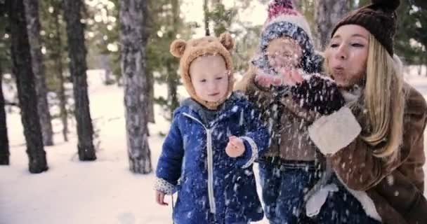 Μικρά παιδιά και μητέρα παίζουν με το χιόνι στις χειμερινές διακοπές — Αρχείο Βίντεο