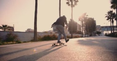 Havalı hippi genç kaykaycı şehirde sörf yapıyor.