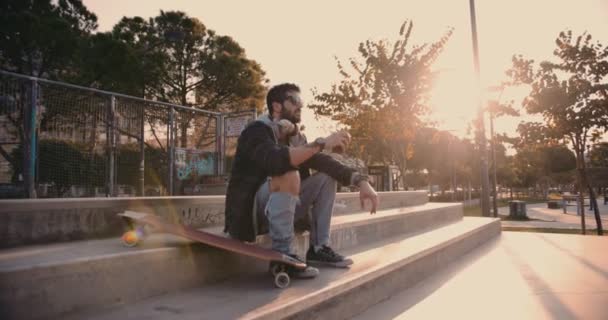 Fajny deskorolkarz pijący rano kawę w skateboardowym parku — Wideo stockowe