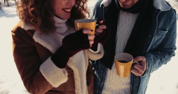 快乐的朋友们，在冬天的雪天喝咖啡 — 图库视频影像