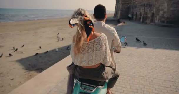 地中海の島でスクーターに乗る夏休みの観光客のカップル — ストック動画