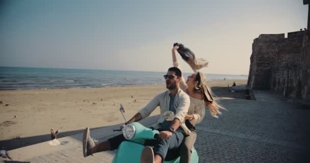 Jonge toeristen paar paardrijden scooter op Griekse eiland zomervakantie — Stockvideo