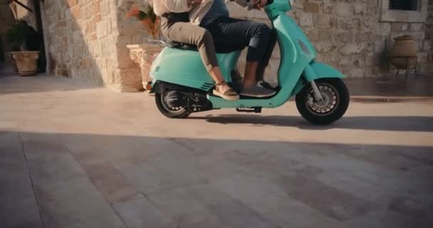 Jovens amigos turistas montando scooter vintage na velha cidade europeia — Vídeo de Stock