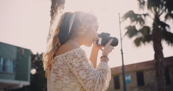 Vrouwelijke toerist doet sightseeing en het nemen van foto 's in de oude stad — Stockvideo