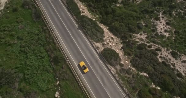 Vista aérea del coche deportivo descapotable en la carretera de la playa — Vídeo de stock