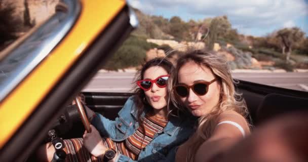 Jovens melhores amigas tirando selfies em carro conversível — Vídeo de Stock