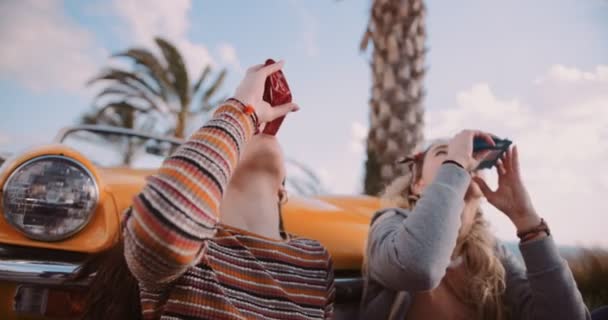Mujeres jóvenes en viaje por carretera comiendo dulces y divirtiéndose — Vídeo de stock