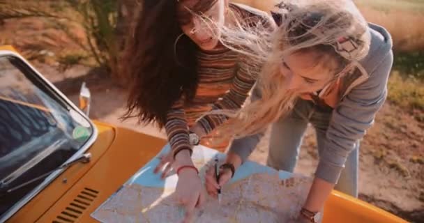 Hipsterskie kobiety na wycieczce czytają mapę i planują trasę — Wideo stockowe