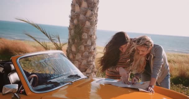 Frauen mit Retro-Cabrio lesen Landkarte im Inselurlaub — Stockvideo