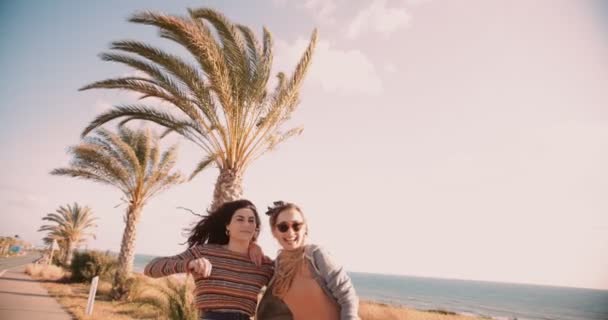Feliz adolescente amigos se divertindo carona na estrada da palmeira — Vídeo de Stock