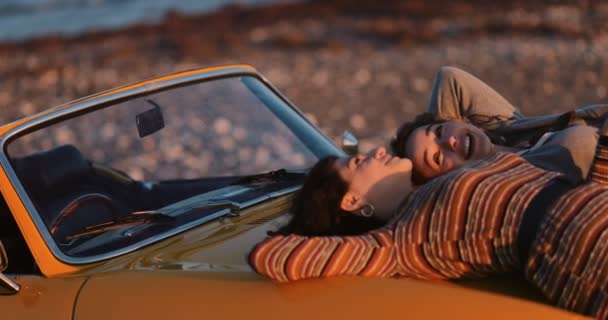 Donne sdraiate su auto convertibili d'epoca e divertirsi — Video Stock