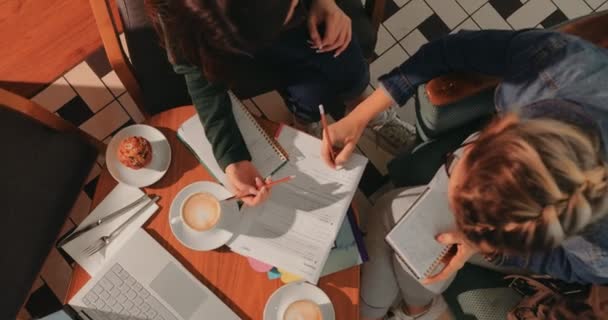 Joven hipster adolescentes estudiando matemáticas juntos en la cafetería — Vídeos de Stock