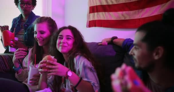 Felices amigos hipster relajándose en casa y comiendo comida rápida — Vídeos de Stock