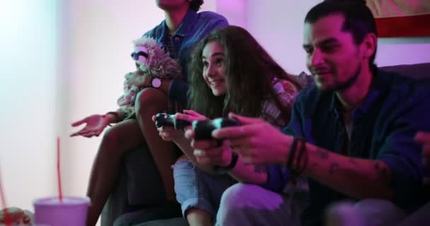 Jóvenes amigos felices jugando videojuegos en casa — Vídeos de Stock