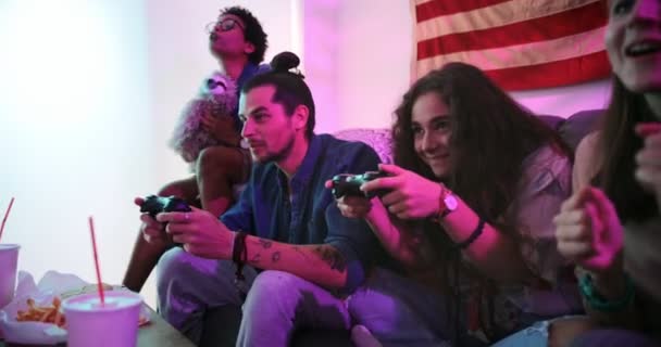 Giovani amici hipster che si rilassano a casa e giocano ai videogiochi — Video Stock