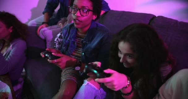 Multi-etnische meisjes spelen video games bij hangout huis met vrienden — Stockvideo