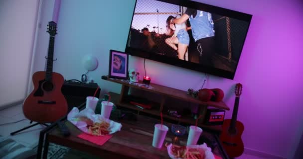 TV jugando película con comida rápida puesta en la mesa — Vídeos de Stock