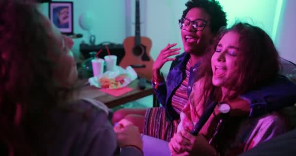 Мультиэтнические девочки-подростки держат расческу и поют вместе дома — стоковое видео