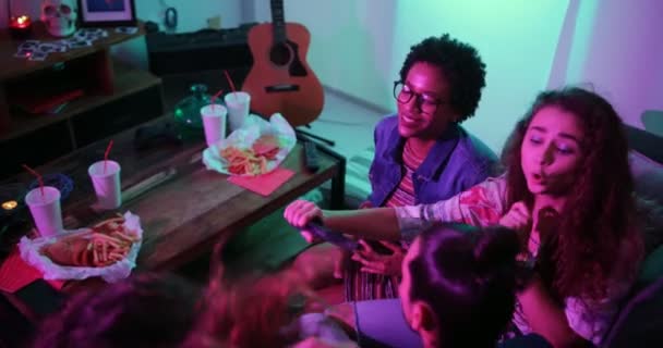 Jóvenes amigos hipster multiétnicos festejando y cantando juntos en casa — Vídeos de Stock