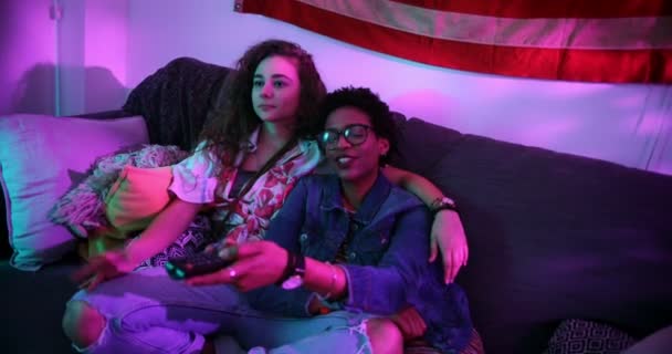 Aburrido multi-étnicas adolescentes cambiando canales en la televisión — Vídeos de Stock