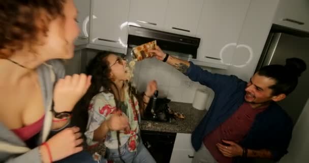 College slaapzaal kamergenoten feesten en gek zijn in de keuken — Stockvideo