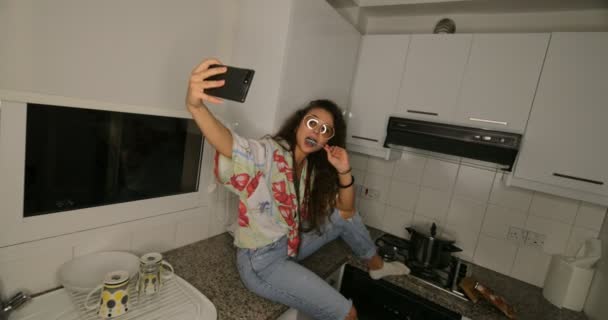 Cool tiener meisje nemen selfies met lolly voor social media — Stockvideo