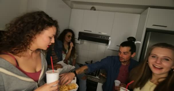 Nastoletni przyjaciele mający imprezę domową z muzyką i fast food — Wideo stockowe