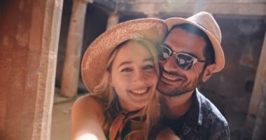 Antik Roma anıtında selfie çeken genç turistler