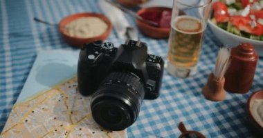 Geleneksel Yunan restoranında Akdeniz yemeği yiyen turistler