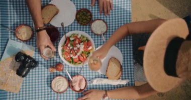 Akdeniz restoranında yemek yiyen turistlerin yukarıdan görünüşü