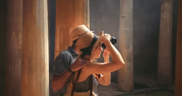 Туристы вместе с фотоаппаратом фотографируются у памятника Древней Греции — стоковое видео