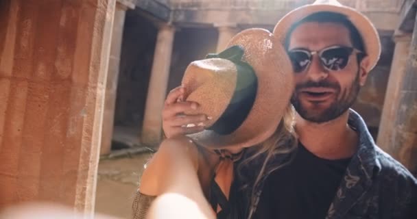 Pareja joven divirtiéndose tomando selfies en el monumento clásico griego — Vídeo de stock