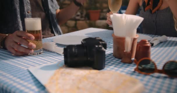 Jovens turistas casal brindar com bebidas no restaurante ilha grega — Vídeo de Stock